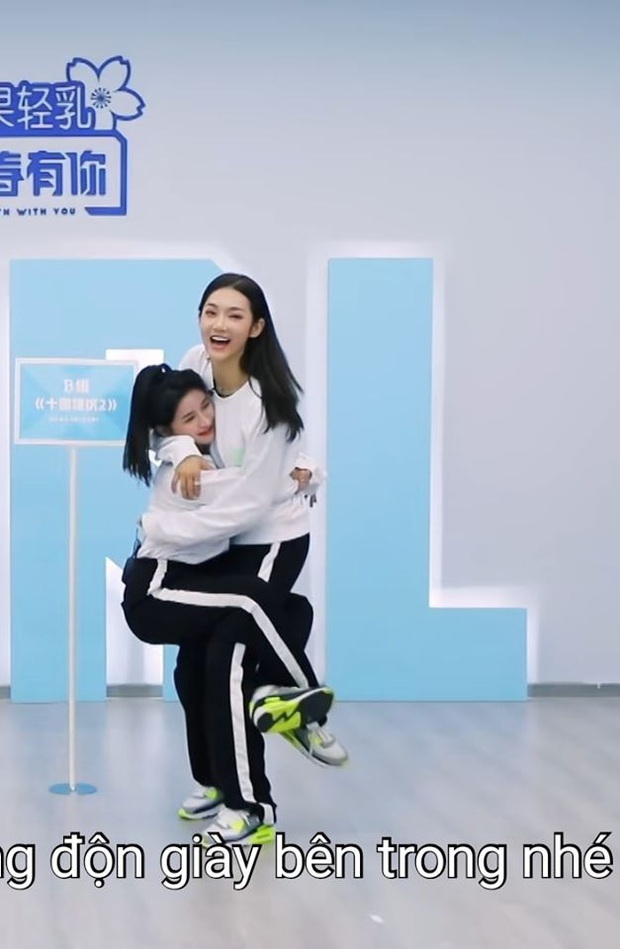 Coi Thanh xuân có bạn mà cứ tưởng đi lộn show... bách hợp trá hình nào không! - Ảnh 9. Coi Thanh xuân có bạn mà cứ tưởng đi lộn show... bách hợp trá hình nào không! - Ảnh 9.