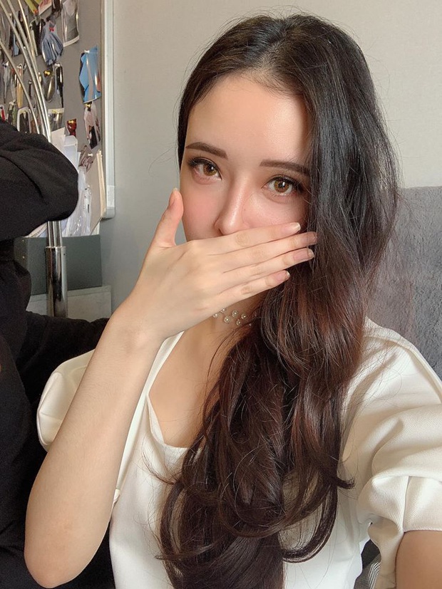 Em gái Mai Phương Thúy dưỡng tóc bồng bềnh, dày mượt chỉ nhờ một thứ rất bình dân - Ảnh 2. Em gái Mai Phương Thúy dưỡng tóc bồng bềnh, dày mượt chỉ nhờ một thứ rất bình dân - Ảnh 2.
