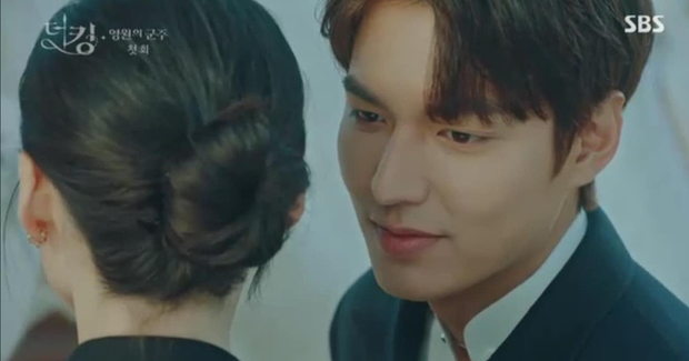 Tập 1 Quân Vương Bất Diệt mở màn bằng chiêu trò Lee Min Ho thả thính nữ thủ tướng, làm màu trước truyền thông? - Ảnh 2.