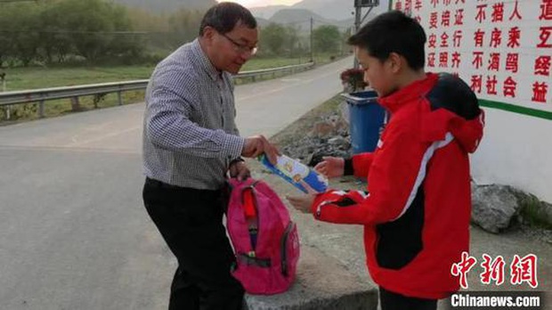Thầy giáo 60 tuổi đi bộ hơn 30 km hằng ngày để đưa bài tập cho học sinh mùa dịch - Ảnh 1. Thầy giáo 60 tuổi đi bộ hơn 30 km hằng ngày để đưa bài tập cho học sinh mùa dịch - Ảnh 1.