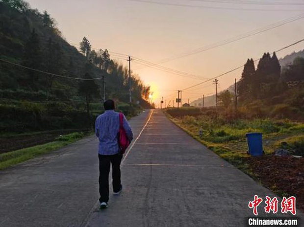 Thầy giáo 60 tuổi đi bộ hơn 30 km hằng ngày để đưa bài tập cho học sinh mùa dịch - Ảnh 3. Thầy giáo 60 tuổi đi bộ hơn 30 km hằng ngày để đưa bài tập cho học sinh mùa dịch - Ảnh 3.