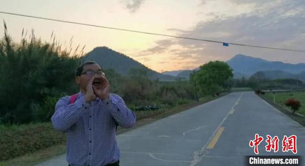 Thầy giáo 60 tuổi đi bộ hơn 30 km hằng ngày để đưa bài tập cho học sinh mùa dịch - Ảnh 4. Thầy giáo 60 tuổi đi bộ hơn 30 km hằng ngày để đưa bài tập cho học sinh mùa dịch - Ảnh 4.