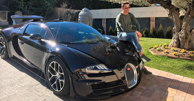 Vô tình được bạn gái cho lên sóng, Ronaldo bị soi ra giá trị tất tần tật đồ mặc trên người: Con số chẳng thấm vào đâu so với khoản thu nhập khủng - Ảnh 3. Vô tình được bạn gái cho lên sóng, Ronaldo bị soi ra giá trị tất tần tật đồ mặc trên người: Con số chẳng thấm vào đâu so với khoản thu nhập khủng - Ảnh 3.