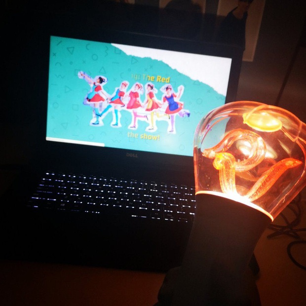 Chẳng cần đợi Red Velvet mở concert online, fan tự thân vận động chiếu show cực hoành tráng, thêm một địa chỉ nghe hát giữa mùa dịch! - Ảnh 4. Chẳng cần đợi Red Velvet mở concert online, fan tự thân vận động chiếu show cực hoành tráng, thêm một địa chỉ nghe hát giữa mùa dịch! - Ảnh 4.