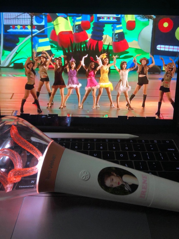Chẳng cần đợi Red Velvet mở concert online, fan tự thân vận động chiếu show cực hoành tráng, thêm một địa chỉ nghe hát giữa mùa dịch! - Ảnh 5. Chẳng cần đợi Red Velvet mở concert online, fan tự thân vận động chiếu show cực hoành tráng, thêm một địa chỉ nghe hát giữa mùa dịch! - Ảnh 5.