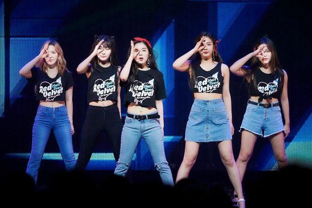 Chẳng cần đợi Red Velvet mở concert online, fan tự thân vận động chiếu show cực hoành tráng, thêm một địa chỉ nghe hát giữa mùa dịch! - Ảnh 7. Chẳng cần đợi Red Velvet mở concert online, fan tự thân vận động chiếu show cực hoành tráng, thêm một địa chỉ nghe hát giữa mùa dịch! - Ảnh 7.