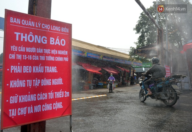 Ảnh: Hà Nội triển khai xét nghiệm nhanh Covid-19 tại chợ đầu mối Long Biên - Ảnh 1. Ảnh: Hà Nội triển khai xét nghiệm nhanh Covid-19 tại chợ đầu mối Long Biên - Ảnh 1.