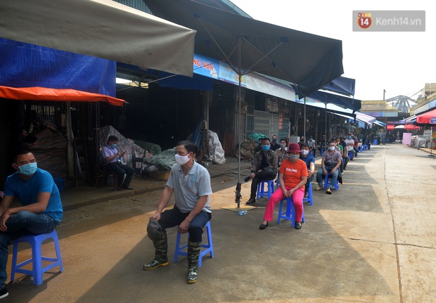 Ảnh: Hà Nội triển khai xét nghiệm nhanh Covid-19 tại chợ đầu mối Long Biên - Ảnh 3. Ảnh: Hà Nội triển khai xét nghiệm nhanh Covid-19 tại chợ đầu mối Long Biên - Ảnh 3.