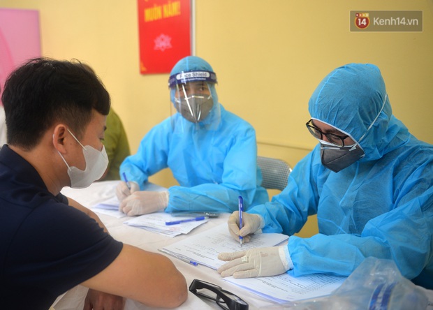 Ảnh: Hà Nội triển khai xét nghiệm nhanh Covid-19 tại chợ đầu mối Long Biên - Ảnh 6. Ảnh: Hà Nội triển khai xét nghiệm nhanh Covid-19 tại chợ đầu mối Long Biên - Ảnh 6.