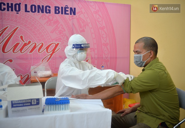 Ảnh: Hà Nội triển khai xét nghiệm nhanh Covid-19 tại chợ đầu mối Long Biên - Ảnh 8. Ảnh: Hà Nội triển khai xét nghiệm nhanh Covid-19 tại chợ đầu mối Long Biên - Ảnh 8.