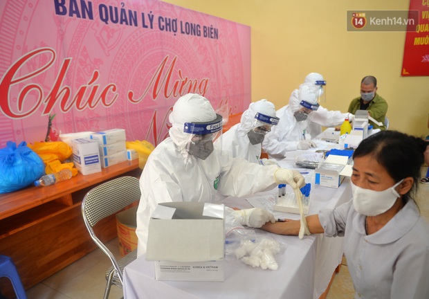 Ảnh: Hà Nội triển khai xét nghiệm nhanh Covid-19 tại chợ đầu mối Long Biên - Ảnh 7. Ảnh: Hà Nội triển khai xét nghiệm nhanh Covid-19 tại chợ đầu mối Long Biên - Ảnh 7.