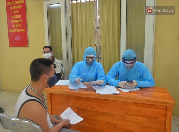 Ảnh: Hà Nội triển khai xét nghiệm nhanh Covid-19 tại chợ đầu mối Long Biên - Ảnh 13. Ảnh: Hà Nội triển khai xét nghiệm nhanh Covid-19 tại chợ đầu mối Long Biên - Ảnh 13.