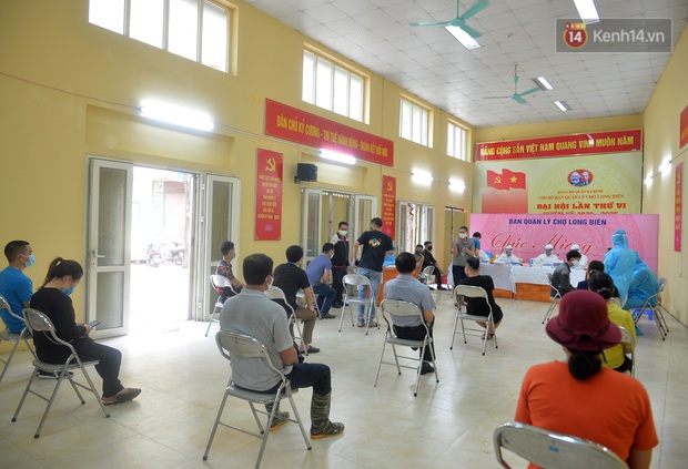 Ảnh: Hà Nội triển khai xét nghiệm nhanh Covid-19 tại chợ đầu mối Long Biên - Ảnh 5. Ảnh: Hà Nội triển khai xét nghiệm nhanh Covid-19 tại chợ đầu mối Long Biên - Ảnh 5.