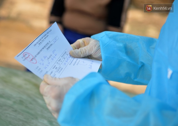 Ảnh: Hà Nội triển khai xét nghiệm nhanh Covid-19 tại chợ đầu mối Long Biên - Ảnh 12. Ảnh: Hà Nội triển khai xét nghiệm nhanh Covid-19 tại chợ đầu mối Long Biên - Ảnh 12.