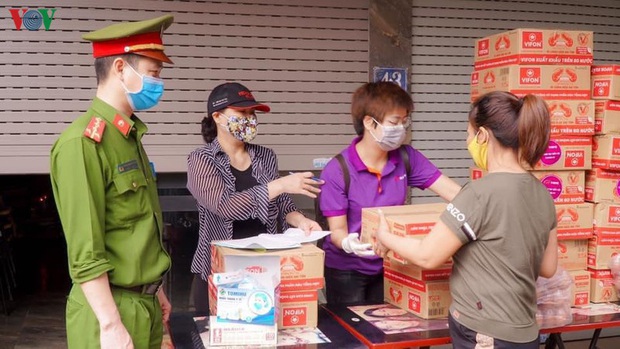 “ATM mì tôm” của bác sĩ và tình nguyện viên tặng cho người nghèo - Ảnh 1. “ATM mì tôm” của bác sĩ và tình nguyện viên tặng cho người nghèo - Ảnh 1.