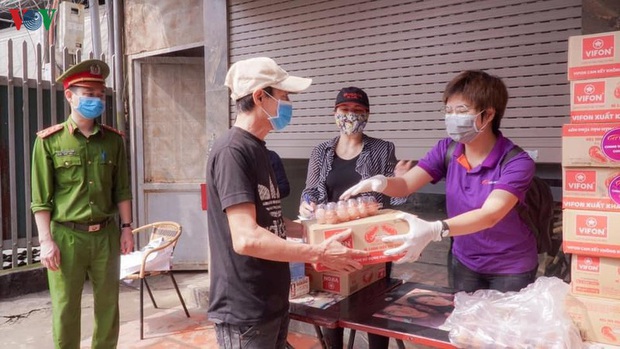 “ATM mì tôm” của bác sĩ và tình nguyện viên tặng cho người nghèo - Ảnh 2. “ATM mì tôm” của bác sĩ và tình nguyện viên tặng cho người nghèo - Ảnh 2.