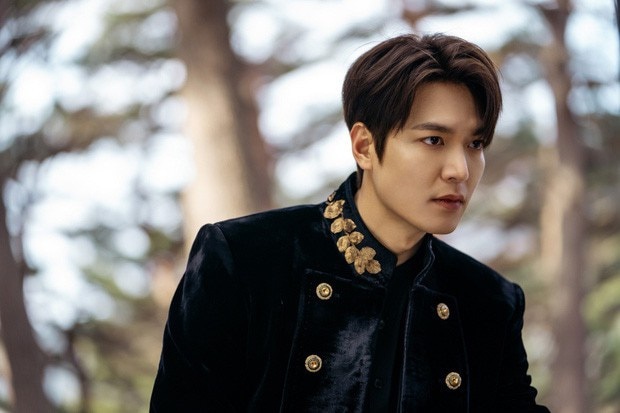 Thế Giới Hôn Nhân leo top 1 tìm kiếm xứ Hàn, Quân Vương Bất Diệt lại biệt tăm: Lee Min Ho thất sủng vì bom tấn ngoại tình 19+? - Ảnh 4.