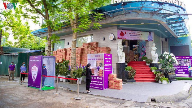 “ATM mì tôm” của bác sĩ và tình nguyện viên tặng cho người nghèo - Ảnh 11. “ATM mì tôm” của bác sĩ và tình nguyện viên tặng cho người nghèo - Ảnh 11.