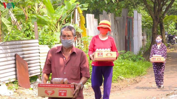 “ATM mì tôm” của bác sĩ và tình nguyện viên tặng cho người nghèo - Ảnh 3. “ATM mì tôm” của bác sĩ và tình nguyện viên tặng cho người nghèo - Ảnh 3.