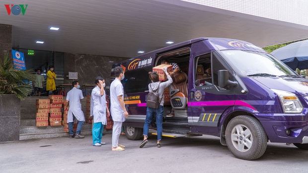 “ATM mì tôm” của bác sĩ và tình nguyện viên tặng cho người nghèo - Ảnh 4. “ATM mì tôm” của bác sĩ và tình nguyện viên tặng cho người nghèo - Ảnh 4.