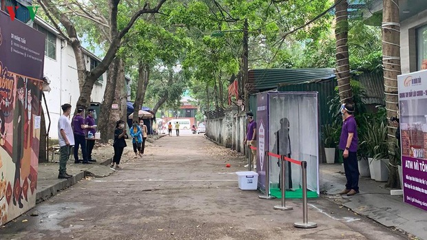 “ATM mì tôm” của bác sĩ và tình nguyện viên tặng cho người nghèo - Ảnh 9. “ATM mì tôm” của bác sĩ và tình nguyện viên tặng cho người nghèo - Ảnh 9.