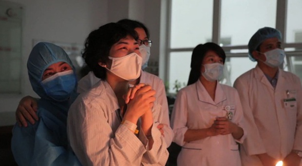 Nữ sinh 18 tuổi mắc ung thư phổi: Một ngày đứng trước gương, chỉ vuốt tóc 15 phút nhưng mình trọc cả mái đầu - Ảnh 1. Nữ sinh 18 tuổi mắc ung thư phổi: Một ngày đứng trước gương, chỉ vuốt tóc 15 phút nhưng mình trọc cả mái đầu - Ảnh 1.