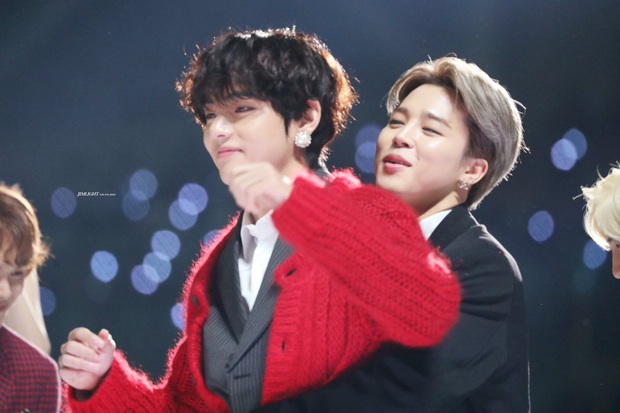Xem tới khoảnh khắc V và Jimin cõng nhau tình bể bình trong concert của BTS, fan cưng không chịu nổi tích cực căng buồm ra khơi - Ảnh 7. Xem tới khoảnh khắc V và Jimin cõng nhau tình bể bình trong concert của BTS, fan cưng không chịu nổi tích cực căng buồm ra khơi - Ảnh 7.