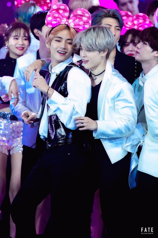 Xem tới khoảnh khắc V và Jimin cõng nhau tình bể bình trong concert của BTS, fan cưng không chịu nổi tích cực căng buồm ra khơi - Ảnh 8. Xem tới khoảnh khắc V và Jimin cõng nhau tình bể bình trong concert của BTS, fan cưng không chịu nổi tích cực căng buồm ra khơi - Ảnh 8.