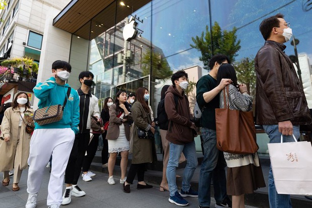 Thế giới ngưỡng mộ Hàn Quốc khi giảm từ 900 ca nhiễm Covid-19 xuống 8 ca/ngày, người dân hồ hởi đi dạo phố, cà phê sau hàng tháng trời ở nhà - Ảnh 3.