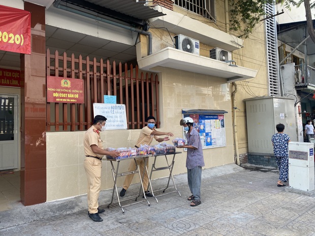 CSGT TPHCM tặng quà hỗ trợ người nghèo trong mùa dịch Covid-19 - Ảnh 2. CSGT TPHCM tặng quà hỗ trợ người nghèo trong mùa dịch Covid-19 - Ảnh 2.
