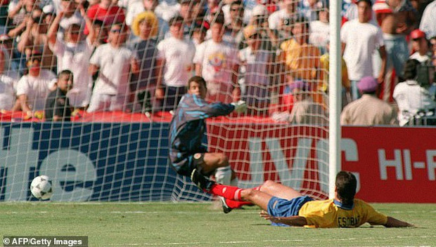 Cái kết bi thảm của cầu thủ phản lưới nhà tại World Cup: Hy vọng dùng bóng đá chấm dứt bạo lực, cuối cùng bị bắn chết bởi 6 phát đạn - Ảnh 2.