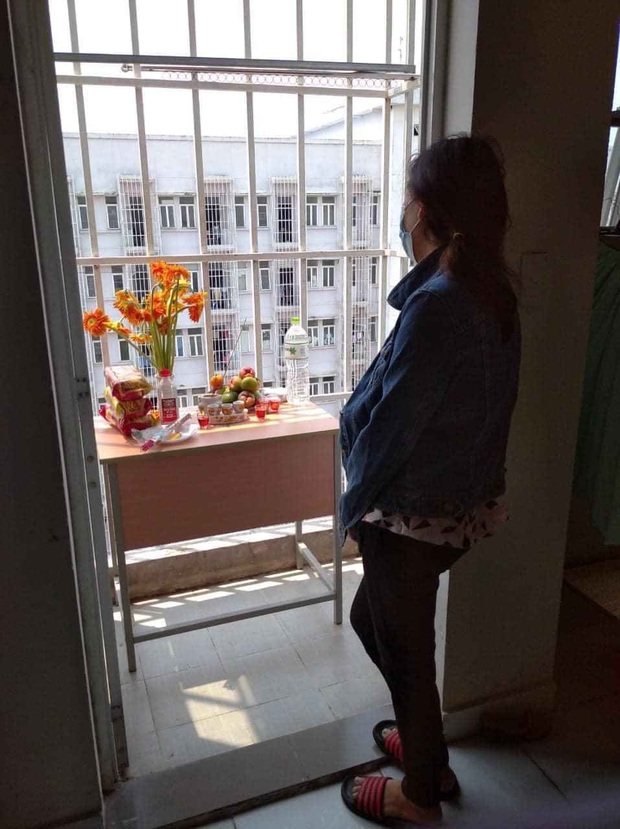 Chồng qua đời khi vợ đang phải cách ly, bàn thờ vọng lập lên trong ban công KTX khiến nhiều người thương cảm - Ảnh 1. Chồng qua đời khi vợ đang phải cách ly, bàn thờ vọng lập lên trong ban công KTX khiến nhiều người thương cảm - Ảnh 1.