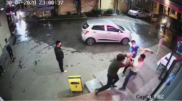 Chân dung và lời khai của nam thanh niên đấm túi bụi nhân viên bệnh viện vì bị nhắc đeo khẩu trang phòng Covid-19 - Ảnh 2. Chân dung và lời khai của nam thanh niên đấm túi bụi nhân viên bệnh viện vì bị nhắc đeo khẩu trang phòng Covid-19 - Ảnh 2.