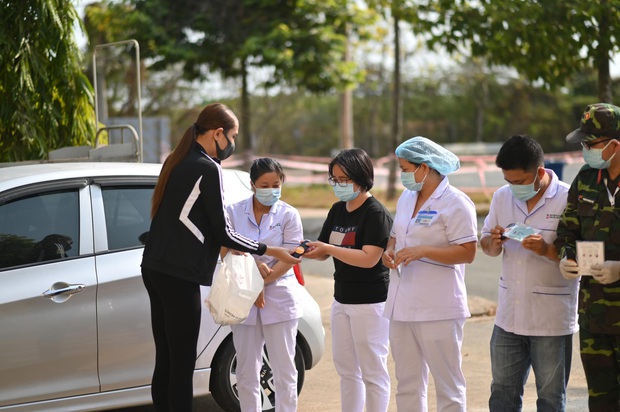 Võ Hoàng Yến đã hoàn thành 14 ngày cách ly, trước khi ra về vẫn không quên có hành động đẹp với bác sĩ - Ảnh 2.