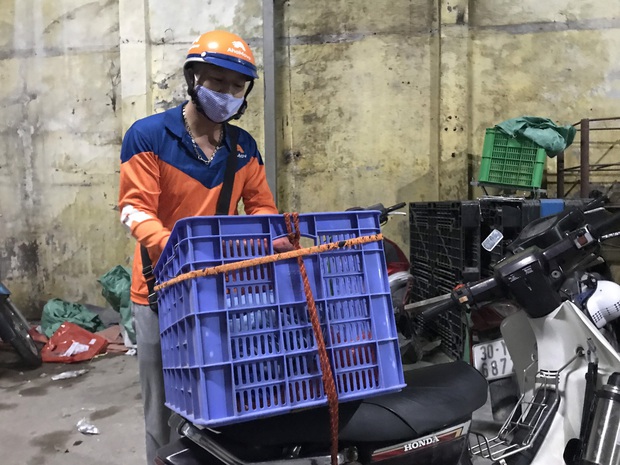 Tâm sự của những shipper ngày đêm ngoài đường giữa mùa dịch Covid-19: Dịch bệnh ai cũng sợ nhưng phải cố gắng vì miếng cơm manh áo - Ảnh 6. Tâm sự của những shipper ngày đêm ngoài đường giữa mùa dịch Covid-19: Dịch bệnh ai cũng sợ nhưng phải cố gắng vì miếng cơm manh áo - Ảnh 6.