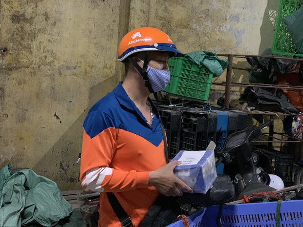 Tâm sự của những shipper ngày đêm ngoài đường giữa mùa dịch Covid-19: Dịch bệnh ai cũng sợ nhưng phải cố gắng vì miếng cơm manh áo - Ảnh 7. Tâm sự của những shipper ngày đêm ngoài đường giữa mùa dịch Covid-19: Dịch bệnh ai cũng sợ nhưng phải cố gắng vì miếng cơm manh áo - Ảnh 7.