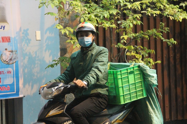 Tâm sự của những shipper ngày đêm ngoài đường giữa mùa dịch Covid-19: Dịch bệnh ai cũng sợ nhưng phải cố gắng vì miếng cơm manh áo - Ảnh 12. Tâm sự của những shipper ngày đêm ngoài đường giữa mùa dịch Covid-19: Dịch bệnh ai cũng sợ nhưng phải cố gắng vì miếng cơm manh áo - Ảnh 12.