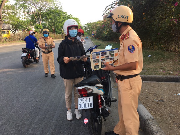 CSGT TPHCM tặng quà hỗ trợ người nghèo trong mùa dịch Covid-19 - Ảnh 4. CSGT TPHCM tặng quà hỗ trợ người nghèo trong mùa dịch Covid-19 - Ảnh 4.