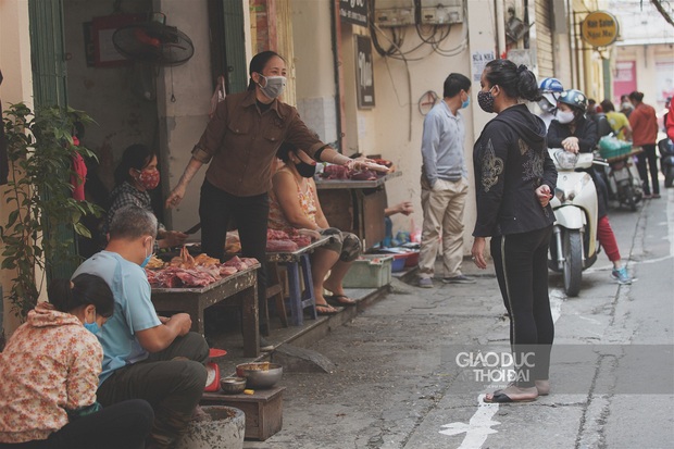 Đủ cách sáng tạo ở chợ mùa Covid-19: Người bán lập hàng rào nilon, đeo micro khi nói chuyện với khách - Ảnh 1.