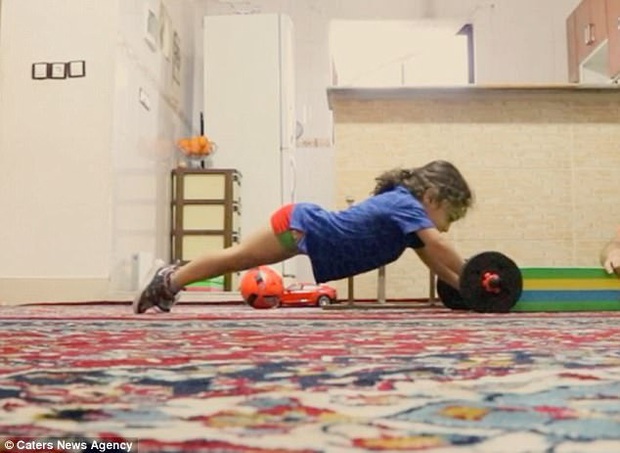 Stunned by the skill of the Iranian sports prodigy: 6-year-old has 6 legs, dribbling like Messi, the climb is none other than Spiderman - Photo 4.