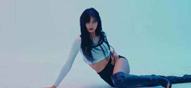 Muốn rớt liêm sỉ vì ảnh mới khoe body bốc lửa của Lisa (BLACKPINK), nhưng ai để ý phần mái chẳng còn bất biến không? - Ảnh 5.