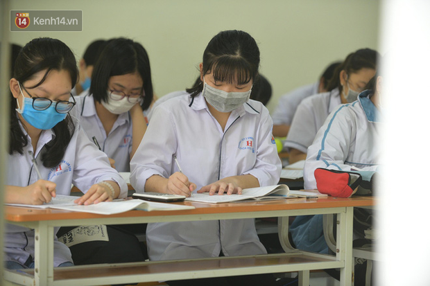 Học sinh Thanh Hóa trở lại trường: Thầy cô vào từng lớp đo thân nhiệt, nhắc nhở học trò đeo khẩu trang - Ảnh 6.