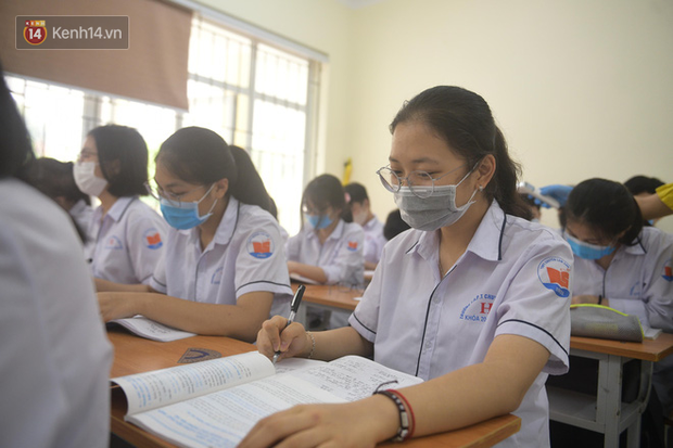 Học sinh Thanh Hóa trở lại trường: Thầy cô vào từng lớp đo thân nhiệt, nhắc nhở học trò đeo khẩu trang - Ảnh 4.