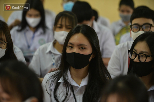 Học sinh Thanh Hóa trở lại trường: Thầy cô vào từng lớp đo thân nhiệt, nhắc nhở học trò đeo khẩu trang - Ảnh 5.