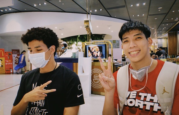 Thân thế hot boy bóng rổ yêu gái xinh triệu follow: Hoá ra là chủ tịch, lại còn có 2 anh song sinh điển trai giỏi giang không kém - Ảnh 6. Thân thế hot boy bóng rổ yêu gái xinh triệu follow: Hoá ra là chủ tịch, lại còn có 2 anh song sinh điển trai giỏi giang không kém - Ảnh 6.
