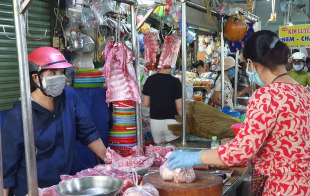 TP HCM xử phạt, từ chối cho vào chợ người không đeo khẩu trang - Ảnh 1. TP HCM xử phạt, từ chối cho vào chợ người không đeo khẩu trang - Ảnh 1.