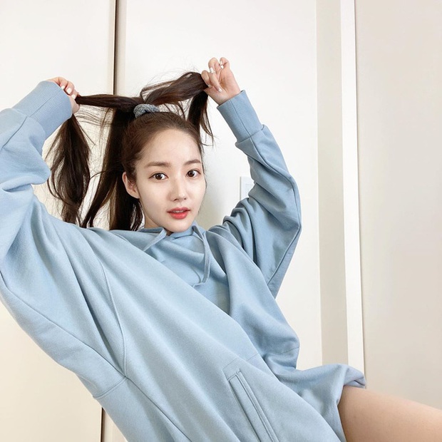 Dạo này Park Min Young rất chịu khó hồi teen với dây buộc tóc vải hot hit, nàng tuổi băm rén gì mà không bắt chước - Ảnh 1.