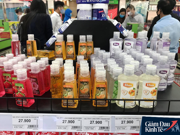 Hết thời chen lấn, khẩu trang và nước rửa tay giảm giá chất đầy kệ - Ảnh 2. Hết thời chen lấn, khẩu trang và nước rửa tay giảm giá chất đầy kệ - Ảnh 2.