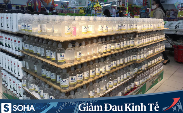 Hết thời chen lấn, khẩu trang và nước rửa tay giảm giá chất đầy kệ - Ảnh 1. Hết thời chen lấn, khẩu trang và nước rửa tay giảm giá chất đầy kệ - Ảnh 1.