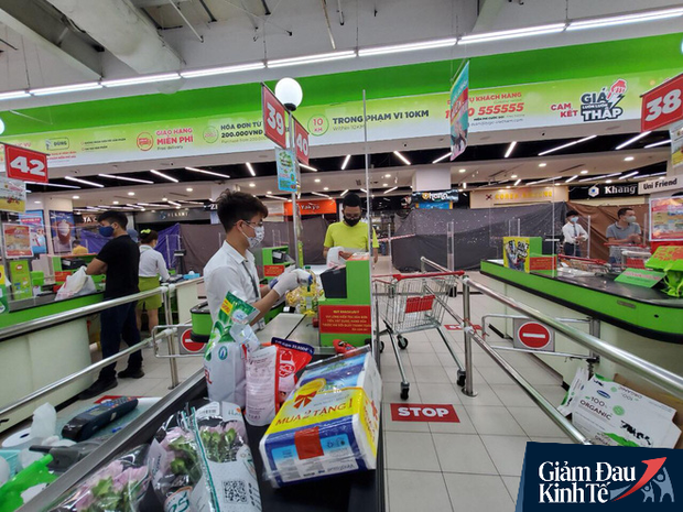Hết thời chen lấn, khẩu trang và nước rửa tay giảm giá chất đầy kệ - Ảnh 12. Hết thời chen lấn, khẩu trang và nước rửa tay giảm giá chất đầy kệ - Ảnh 12.